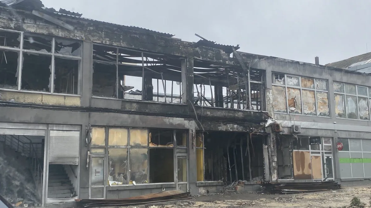 Prägen das Bild im Osten der Ukraine: zerstörte und ausgebrannte Gebäude … Ein ausgebranntes und zerstörtes Gebäude.